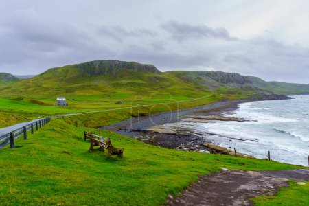 Téléchargez les photos : Vue du paysage côtier, dans l'île de Skye, Hébrides intérieures, Écosse, Royaume-Uni - en image libre de droit