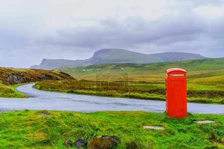 Foto de Vista del paisaje rural, con una cabina telefónica roja, en la Isla de Skye, Hébridas Interiores, Escocia, Reino Unido - Imagen libre de derechos
