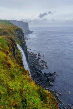 Téléchargez les photos : Vue des chutes de Mealt (Kilt Rock Waterfall), dans l'île de Skye, Hébrides intérieures, Écosse, Royaume-Uni - en image libre de droit