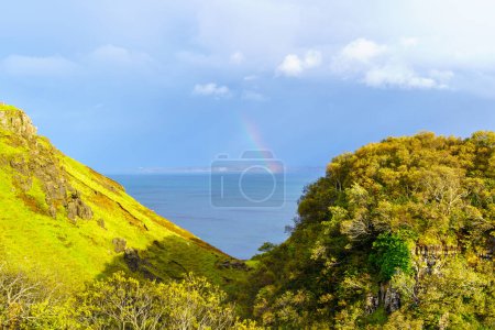 Foto de Vista del paisaje costero y un arco iris, cerca de Lealt Falls, en la Isla de Skye, Hébridas Interiores, Escocia, Reino Unido - Imagen libre de derechos