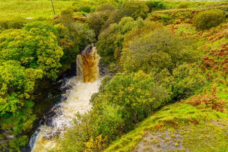 Foto de Vista del paisaje y las Cataratas del Lealt, en la Isla de Skye, Hébridas Interiores, Escocia, Reino Unido - Imagen libre de derechos