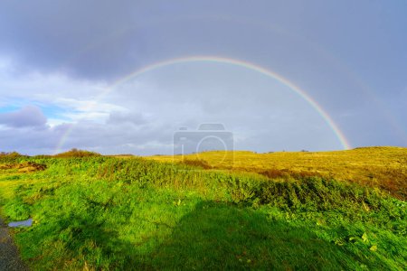Foto de Vista del paisaje y un arco iris, en la Isla de Skye, Hébridas Interiores, Escocia, Reino Unido - Imagen libre de derechos