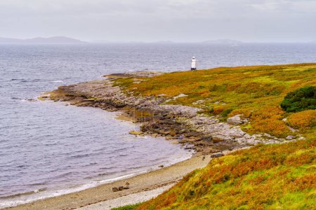 Foto de Vista del paisaje costero y del faro de Rhue, en las Highlands, Escocia, Reino Unido - Imagen libre de derechos