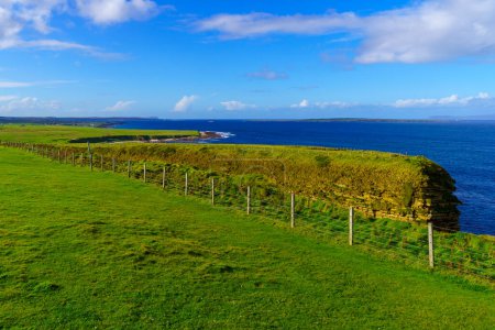 Téléchargez les photos : Vue du paysage de Duncansby Head, dans la pointe nord-est de l'Écosse, Royaume-Uni - en image libre de droit