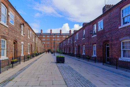 Téléchargez les photos : Vue d'une ruelle avec de vieux bâtiments en briques rouges, dans le quartier Ancoats, Manchester, Angleterre, Royaume-Uni - en image libre de droit
