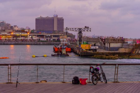 Foto de Tel-Aviv, Israel - June 17, 2022: Sunset scene of the port, with visitors, in Tel-Aviv, Israel - Imagen libre de derechos