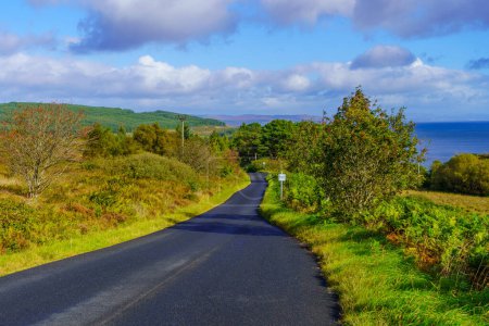 Foto de Vista de una carretera de un solo carril y el paisaje, en la península de Kintyre, Escocia, Reino Unido - Imagen libre de derechos