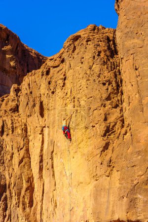 Téléchargez les photos : Timna, Israël - 18 janvier 2022 : Vue d'un grimpeur sur les falaises des piliers Salomon, dans le parc du désert de Timna, au sud d'Israël - en image libre de droit