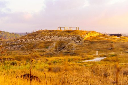 Foto de Sunrise view of an ancient palace in Tel Lachish, the Shephelah region, south-central Israel - Imagen libre de derechos