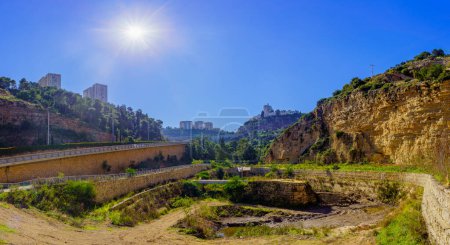 Téléchargez les photos : View of water reservoir, and highways, in the Nahal Giborim (Wadi Rushmiya) valley, Haifa, Israel - en image libre de droit