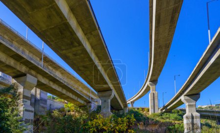Téléchargez les photos : View of an overhead highway interchange, of the Carmel Tunnels, over the Nahal Giborim (Wadi Rushmiya) valley, in Haifa, Israel - en image libre de droit