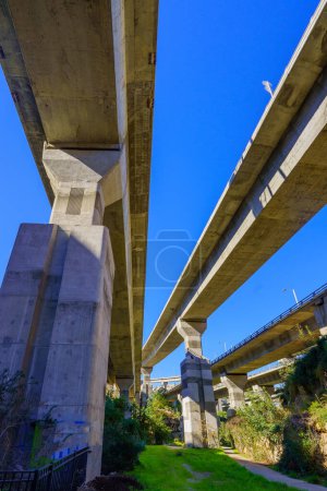 Téléchargez les photos : View of an overhead highway interchange, of the Carmel Tunnels, over the Nahal Giborim (Wadi Rushmiya) valley, in Haifa, Israel - en image libre de droit
