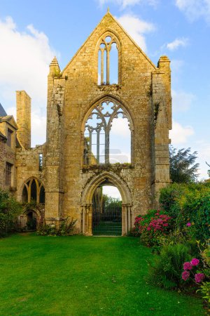 Téléchargez les photos : View of the ruins of Abbaye de Beauport, in Paimpol, Cotes-d'Armor, Brittany, France - en image libre de droit