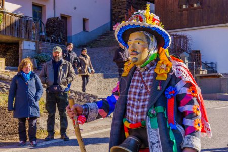 Téléchargez les photos : Valfloriana, Italie - 26 février 2022 : Participant au carnaval en costume traditionnel, et spectateurs, au carnaval de Valfloriana, Trentin, Italie du Nord - en image libre de droit