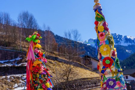 Téléchargez les photos : Valfloriana, Italie - 26 février 2022 : Chapeaux de costumes traditionnels, dans le carnaval de Valfloriana, Trentin, Italie du Nord - en image libre de droit