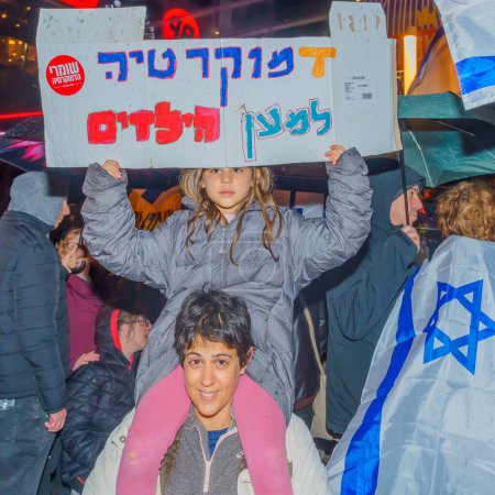 Téléchargez les photos : Haïfa, Israël - 04 février 2023 : Des manifestants avec divers signes et drapeaux assistent à une manifestation contre les plans du nouveau gouvernement, affirmant son antidémocratique, à Haïfa, Israël - en image libre de droit