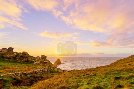 Téléchargez les photos : Coucher de soleil sur les terres Paysage côtier d'extrémité, avec le phare de Longships, à Cornwall, Angleterre, Royaume-Uni - en image libre de droit