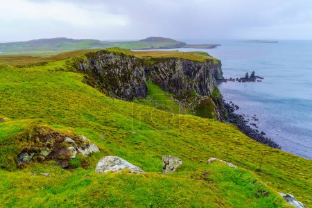 Téléchargez les photos : Vue du paysage côtier, dans l'île de Skye, Hébrides intérieures, Écosse, Royaume-Uni - en image libre de droit