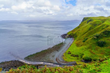 Foto de Vista del paisaje costero, cerca de Lealt Falls, en la Isla de Skye, Hébridas Interiores, Escocia, Reino Unido - Imagen libre de derechos