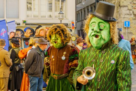 Téléchargez les photos : Lucerne, Suisse - 20 février 2023 : Scène de rues avec participant et autres, certains en costumes, pendant le Carnaval de la Nuit, à Lucerne (Lucerne), Suisse - en image libre de droit