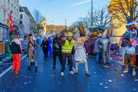 Téléchargez les photos : Lucerne, Suisse - 21 février 2023 : Scène de rues avec participant et autres, certains en costumes, pendant le Carnaval de la Nuit, à Lucerne (Lucerne), Suisse - en image libre de droit