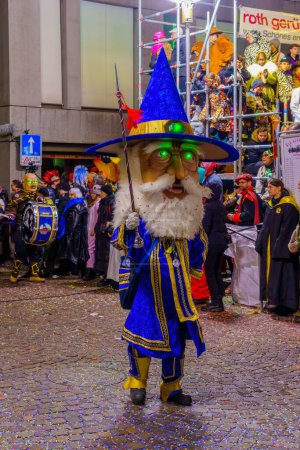 Téléchargez les photos : Lucerne, Suisse - 21 février 2023 : Des déguisés participent à la dernière parade nocturne du carnaval de la nuit, à Lucerne (Lucerne), Suisse - en image libre de droit