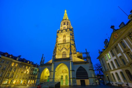 Foto de Vista nocturna de la catedral (Berner Munster), en Berna, Suiza - Imagen libre de derechos