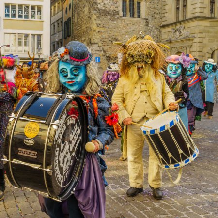 Téléchargez les photos : Lucerne, Suisse - 20 février 2023 : Des musiciens en costumes défilent dans les rues, et la foule, dans le cadre du Carnaval de la Nuit, à Lucerne (Lucerne), Suisse - en image libre de droit