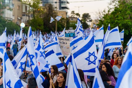 Téléchargez les photos : Haïfa, Israël - 22 avril 2023 : Marche de protestation avec diverses bannières, signes et drapeaux comme manifestation contre les plans du gouvernement, affirmant son antidémocratique, à Haïfa, Israël - en image libre de droit
