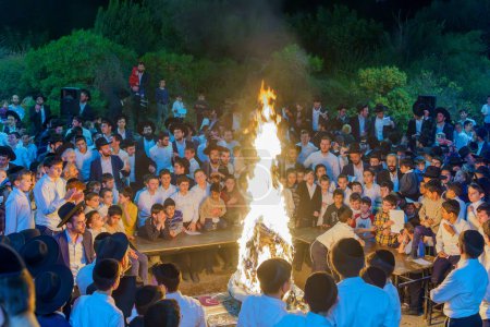 Téléchargez les photos : Haïfa, Israël - 08 mai 2023 : Des Juifs ultra-orthodoxes se rassemblent autour d'un feu pour célébrer la fête annuelle de Lag-BaOmer, à Haïfa, Israël - en image libre de droit