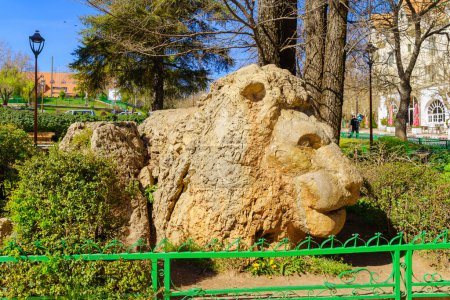 Téléchargez les photos : Ifrane, Maroc - 01 avril 2023 : Vue du monument du Lion, avec visiteurs, à Ifrane, Montagnes du Moyen Atlas, Maroc - en image libre de droit