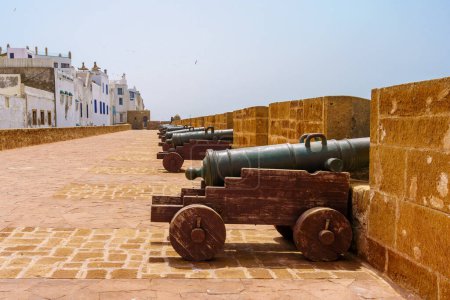 Téléchargez les photos : Vue des armes anciennes, sur les murs de la Médina, à Essaouira (Mogador), Maroc - en image libre de droit