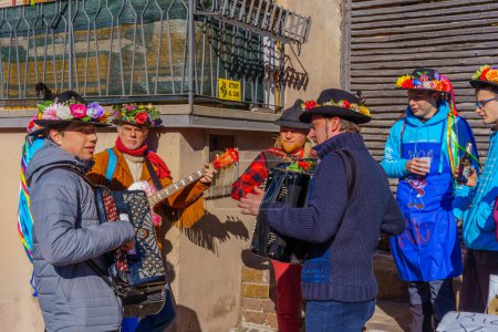 Téléchargez les photos : Valfloriana, Italie - 26 février 2022 : Les jeunes nés en 2004 célèbrent l'âge légal de boire (carte viticole), dans le carnaval Valfloriana 2022, Trentin, Italie du Nord - en image libre de droit