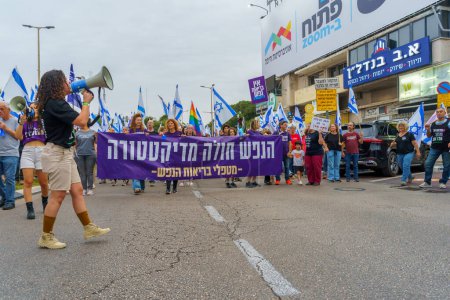 Téléchargez les photos : Haïfa, Israël - 27 mai 2023 : Des gens marchent avec des drapeaux et divers signes. Semaine 21 de protestation anti-gouvernementale à Haïfa, Israël - en image libre de droit