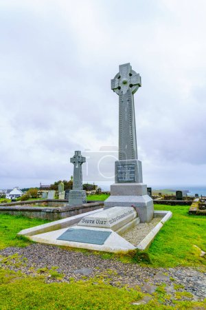 Téléchargez les photos : Kilmuir, Royaume-Uni - 30 septembre 2022 : Vue de la tombe Flora Macdonald, au cimetière Kilmuir, île de Skye, Hébrides intérieures, Écosse, Royaume-Uni - en image libre de droit