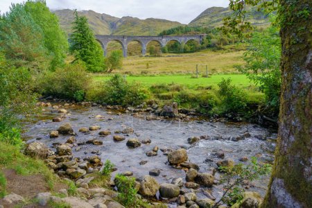 Blick auf das Glenfinnan Viadukt und die umliegende Landschaft in der Lochaber Region, West Highlands in Schottland, Großbritannien