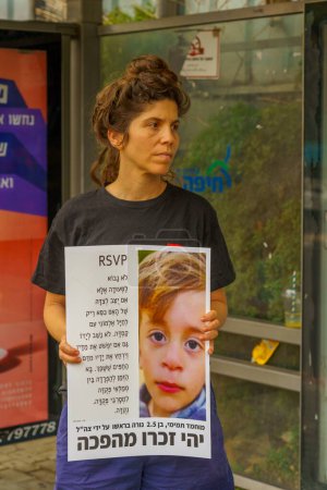 Téléchargez les photos : Haïfa, Israël - 17 juin 2023 : Groupe de personnes avec des signes anti-occupation. Semaine 24 de protestation anti-gouvernementale à Haïfa, Israël - en image libre de droit