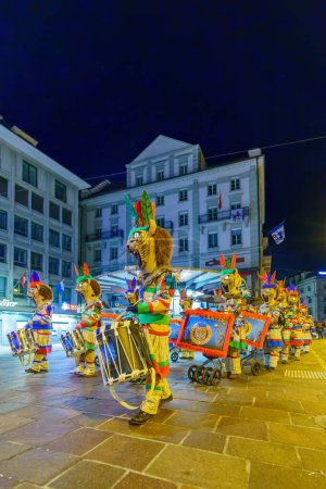 Téléchargez les photos : Lucerne, Suisse - 20 février 2023 : Des musiciens en costumes défilent dans les rues, dans le cadre d'un défilé matinal du Carnaval de la Nuit, à Lucerne (Lucerne), Suisse - en image libre de droit
