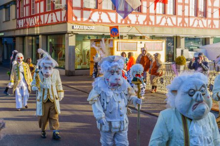 Téléchargez les photos : Lucerne, Suisse - 20 février 2023 : Groupe de participants en costumes défilent dans les rues, et la foule, dans le cadre du Carnaval de la Nuit, à Lucerne (Lucerne), Suisse - en image libre de droit
