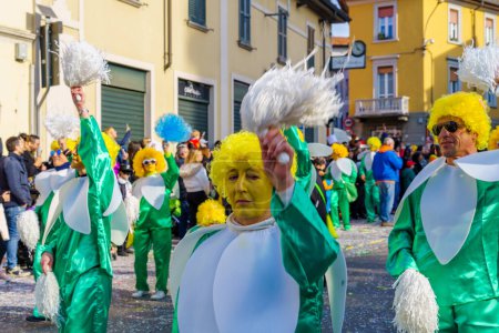 Foto de Cantu, Italia - 25 de febrero de 2023: Desfile de carnaval, grupo de bailarines y multitud, en Cantú, Lombardía, norte de Italia - Imagen libre de derechos