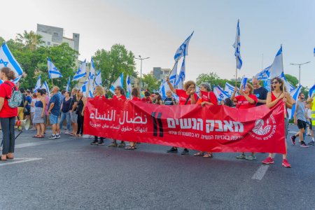 Téléchargez les photos : Haïfa, Israël - 15 juillet 2023 : Les gens défilent avec des drapeaux et divers signes. Une partie de la semaine 28 pour protester contre la révision judiciaire controversée. Haïfa, Israël - en image libre de droit