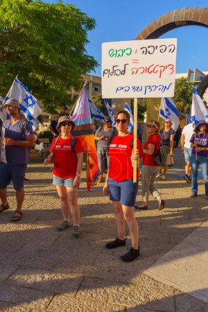 Téléchargez les photos : Haifa, Israel - July 20, 2023: People protest with flags and various signs in a government compound. Part of a protest against controversial judicial overhaul, in Haifa, Israel - en image libre de droit