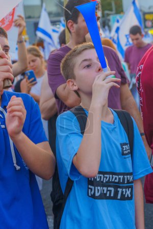 Téléchargez les photos : Haïfa, Israël - 24 juillet 2023 : Manifestation populaire avec des drapeaux et divers signes, dans le cadre d'une protestation contre la loi limitant le pouvoir judiciaire, une étape dans une révision judiciaire controversée. Haïfa, Israël - en image libre de droit
