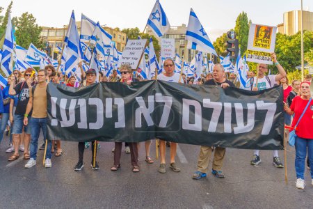 Téléchargez les photos : Haïfa, Israël - 29 juillet 2023 : Les gens marchent avec divers signes sous le slogan : nous ne nous rendrons jamais. Une partie de la semaine 30 de protestation contre la révision judiciaire controversée. Haïfa, Israël - en image libre de droit