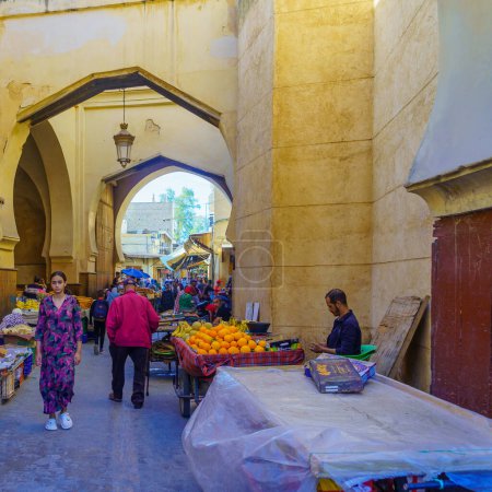 Téléchargez les photos : Fès, Maroc - 31 mars 2023 : Scène de rue près de la Porte de la Médina de Semmarin, avec des habitants et des visiteurs, à Fès, Maroc - en image libre de droit