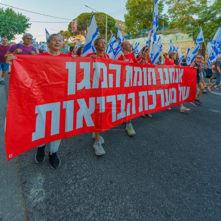 Téléchargez les photos : Haïfa, Israël - 05 août 2023 : Les gens défilent avec divers drapeaux et signes, slogan : "Nous n'abandonnerons pas un avenir meilleur. Semaine 31 de protestation contre la révision judiciaire controversée. Haïfa, Israël - en image libre de droit