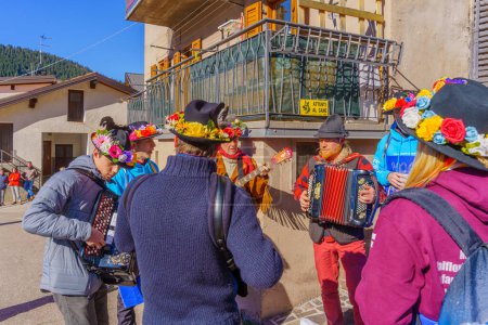 Téléchargez les photos : Valfloriana, Italie - 26 février 2022 : Les jeunes nés en 2004 célèbrent l'âge légal de boire (carte viticole), dans le carnaval Valfloriana 2022, Trentin, Italie du Nord - en image libre de droit
