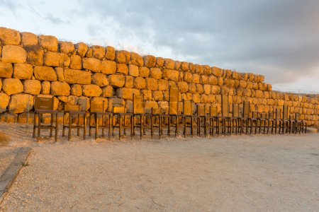 Foto de Laquis, Israel - 10 de agosto de 2023: Una exhibición de los reyes bíblicos de Judea, basada en la duración de sus términos, en el antiguo sitio de Tel Laquis, región de Shefelá, sur de Israel - Imagen libre de derechos