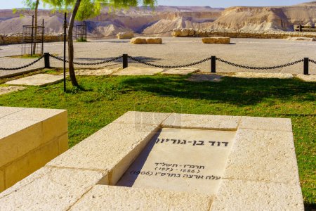 Foto de Sde Boker, Israel - 10 de agosto de 2023: La tumba y memorial del Primer Ministro Ben Gurion, en Sde Boker, el desierto del Negev, sur de Israel - Imagen libre de derechos