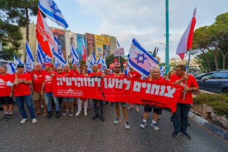 Téléchargez les photos : Haïfa, Israël - 19 août 2023 : Marche des gens avec la bannière des parachutistes. Semaine 33 de protestation contre la révision judiciaire controversée. Haïfa, Israël - en image libre de droit